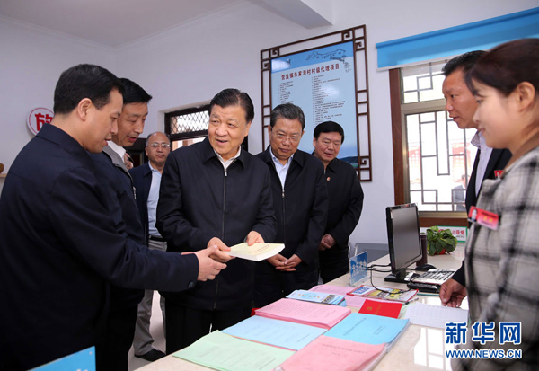 4月22日至25日，中共中央政治局常委、中央书记处书记刘云山在陕西调研。这是4月24日，刘云山来到商洛市柞水县朱家湾村党支部便民服务厅，详细了解基层党建工作情况。新华社记者 刘卫兵 摄 