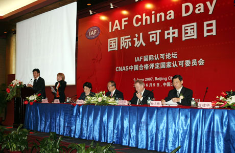CNAS秘书长肖建华和IAF副主席尼尔森宣布会议开幕